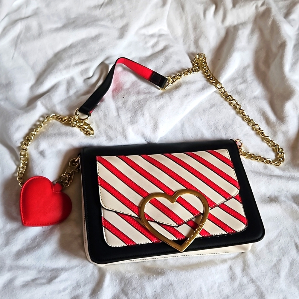 ❤️LIKE NEW❤️ Betsey Johnson Heart Crossbody